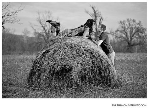 Hay Bail Photoshoot, Hay Bale Pictures, Married Ideas, Wedding Photography Country, Hay Bail, Future Couple, Western Photos, Country Fields, Engagement Romantic