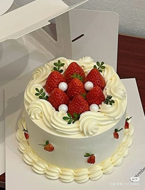 Cake With Strawberries On Top, Unique Birthday Cake Ideas, Unique Birthday Cake, Beautiful Birthday Cake, Birthday Cake Decorating Ideas, Vintage Birthday Cakes, Mini Torte, Mini Cakes Birthday, Cute Baking