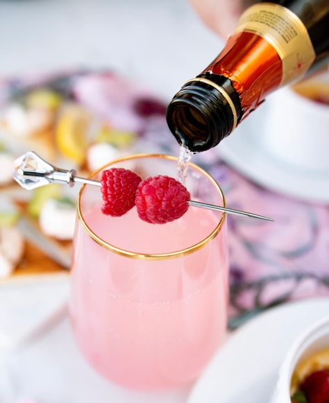 Valentine Punch Recipe, Valentines Drinks Alcoholic, Galentines Cocktails, Party Punch Alcohol, Prosecco Punch, Cocktail Punch, Prosecco Drinks, Rose Drink, Valentine Drinks