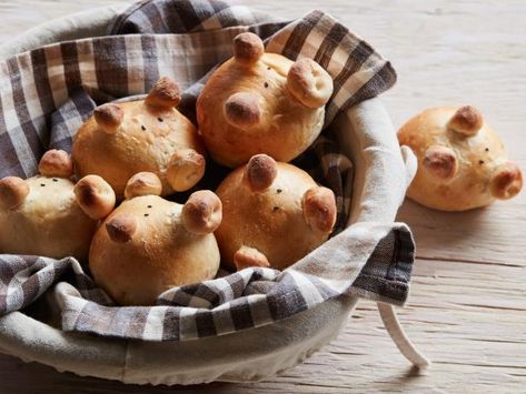 Piggy Bread Rolls, Pig Bread Rolls, Piggy Rolls, Milling Grains, Animal Bread, Baking Substitutions, Food Network Chefs, Butter Carrots, Different Types Of Bread