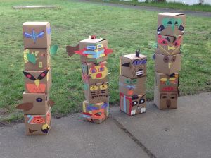 Cardboard box totem poles Diy Totem Pole, Totem Poles For Kids, Totem Pole Craft, Native American Lessons, Indian Diy, Native American Art Projects, Totem Pole Art, Native American Projects, Diy Totem