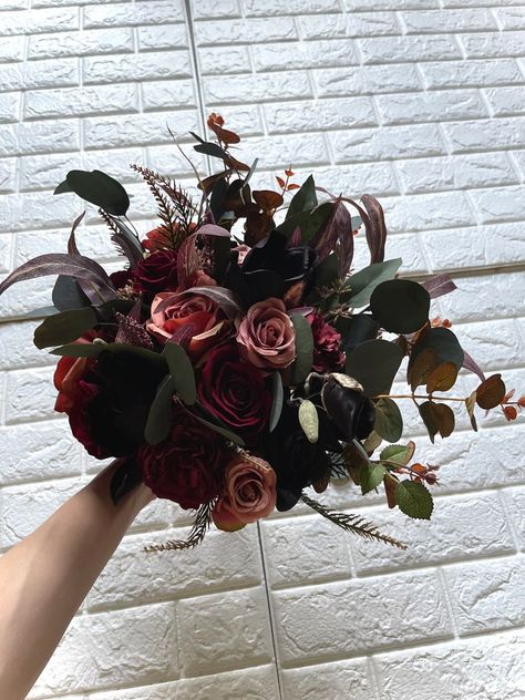 Dark Romantic Wedding Color Schemes, Dark Wedding Bouquet, 3 Bridesmaids, Burgundy Eucalyptus, Gothic Weddings, Bouquet Greenery, Romantic Wedding Colors, Thistle Wedding, Boho Bridal Bouquet