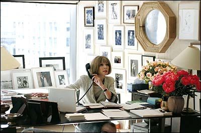 This picture represents my future play. This is Anna Wintour, editor in chief of Vogue Magazine in the United States. This is the job I would die to have and hope to get one day. This picture makes me feel inspired and exited. Fashion Office Interior, Feng Shui Your Desk, Office Decor Workplace, Work Office Decor, Dream Office, Office Inspo, Fashion Office, Devil Wears Prada, On The Phone