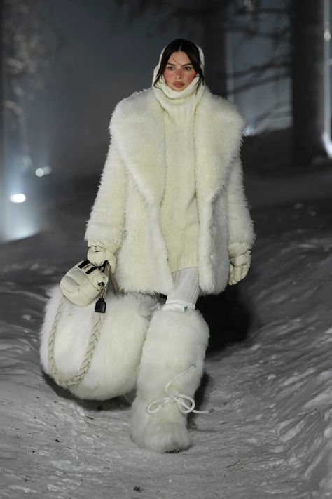 Moncler Grenoble Fall 2024 Ready-to-Wear Runway, Fashion Show & Collection Review [PHOTOS] Apres Ski Aesthetic, Swiss Alps Winter, Schiaparelli Dress, St Moritz Switzerland, Ski Aesthetic, Moncler Grenoble, Ski Outfit, Winter Photoshoot, Joan Smalls