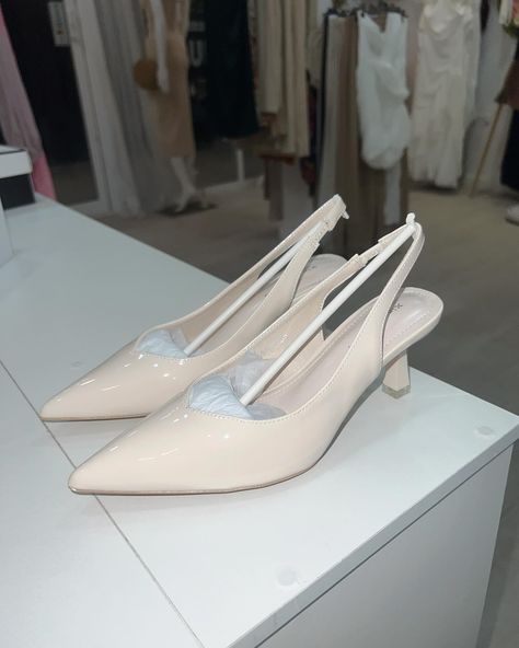 The classy go to shoes 🤩 Ivory Sling Back Pumps🤍🥂 Sizes: 5.5, 6, 6.5, 7, 7.5, 8, 8.5 & 9 🤩 Heel height: 2.6 inch. #belize Neutral Pumps, Sling Back Pumps, Shoes Heels Classy, Heels Classy, Girly Shoes, Apa Aja, Sling Back, 6 Inches, Heel Height