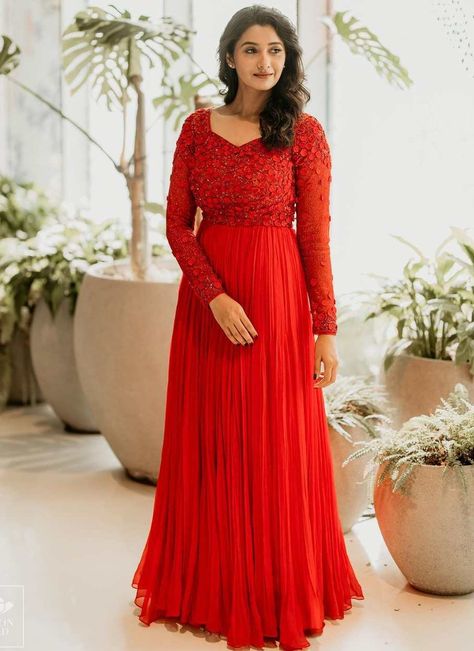 Shankar Images, Indian Party Wear Gowns, Chiffon Blouses Designs, Priya Bhavani Shankar, Function Dresses, Long Frock Designs, Gown Party Wear, Long Gown Design, Simple Frocks