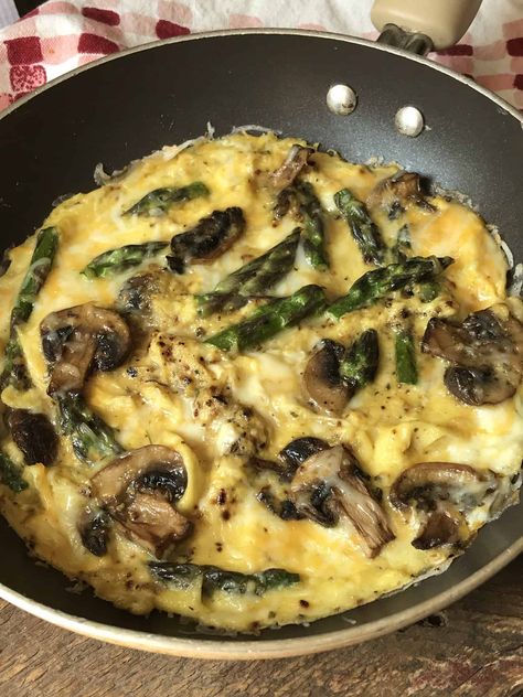 Frittata For One, Asparagus Mushroom, Omlet Recipes, Mushroom Frittata, Vegetarian Pie, Mushroom Omelette, Eggs And Mushrooms, Easy Frittata, Asparagus And Mushrooms