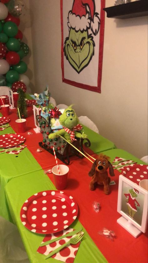 Grinch Themed Table Centerpiece, Grinch Theme Table Decor, Grinch Diy Party Decorations, Grinch Birthday Centerpiece Ideas, Grinch Centerpieces Table Decorations, Grinch Birthday Party Centerpieces, Grinch Centerpiece Ideas Diy, Homemade Grinch Decorations, Grinch Table Centerpiece