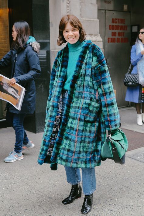 The Best Street Style at Paris Fashion Week Fall 2021 | Vogue Loewe Street Style, Winter Coat Street Style, Newyorker Fashion, Reese Blutstein, Tokyo Fashion Week, Street Style Photos, Paris Fashion Week Street Style, Tokyo Fashion, The Best Street Style