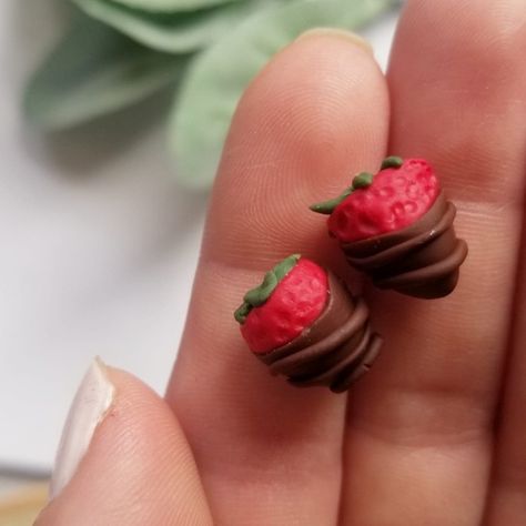 Handmade Chocolate Covered Strawberries Polymer Clay Earrings With Hypoallergenic Stainless Steel Posts. I Also Sell On Etsy On My Shop @Shyrosebows. If You Purchase 2 Or More Of My Handmade Earrings Or Hair Bows I Will Offer You Free Shipping. Please Let Me Know If You Have Any Questions Thanksgiving Earrings Clay, Clay Food Charms, Lord Of The Rings Polymer Clay, Clay Earrings Idea, Strawberry Earrings Clay, Polymer Clay Food Magnets, Oven Bake Clay Earrings, Quirky Clay Earrings, Strawberry Clay Art