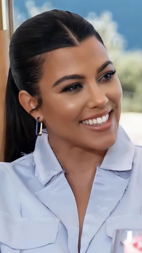 Kylie Jenner Sleek Hair, Kourtney Kardashian Ponytail, Kourtney Kardashian Hairstyles, Middle Part High Ponytail, Kourtney Kardashian Makeup, Kourtney Kardashian Hair, Kardashian Hairstyles, Estilo Kardashian, Slicked Back Ponytail