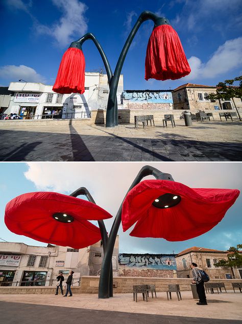 These giant flower sculptures respond to the activity around them by blooming. #streetart Urbane Kunst, Public Sculpture, Flower Sculptures, Design Websites, Urban Furniture, Giant Flowers, Outdoor Sculpture, Sculpture Installation, Outdoor Art