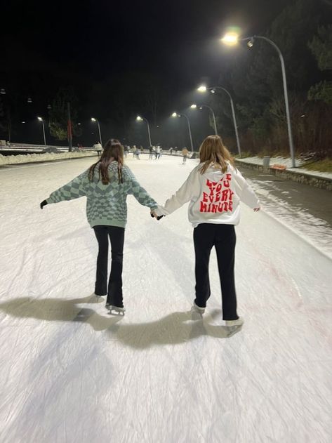 Best Christmas Destinations, Ice Skating Pictures, Skating Pictures, Photos Bff, Skating Aesthetic, Ice Skating Outfit, Christmas Destinations, Snow Pictures, Winter Photoshoot