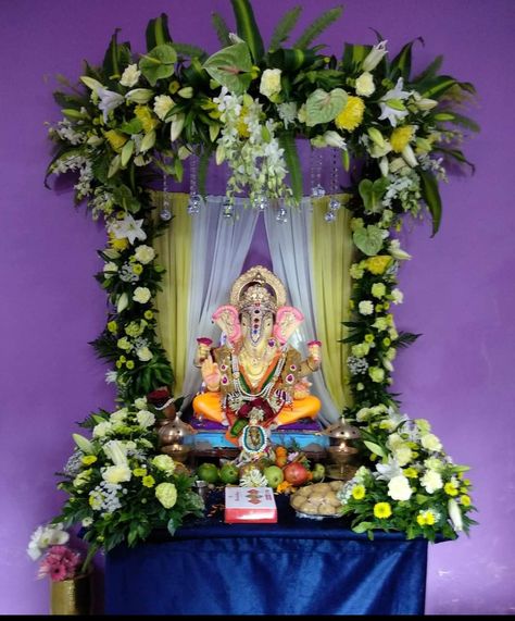 Bal Ganesh Decoration At Home, Small Ganpati Decoration At Home, Indian Decor Diy, Bappa Decoration, Flower Decoration For Ganpati, Lord Vinayaka, Mehandi Design For Hand, Ganpati Decoration Theme, Ganpati Decor