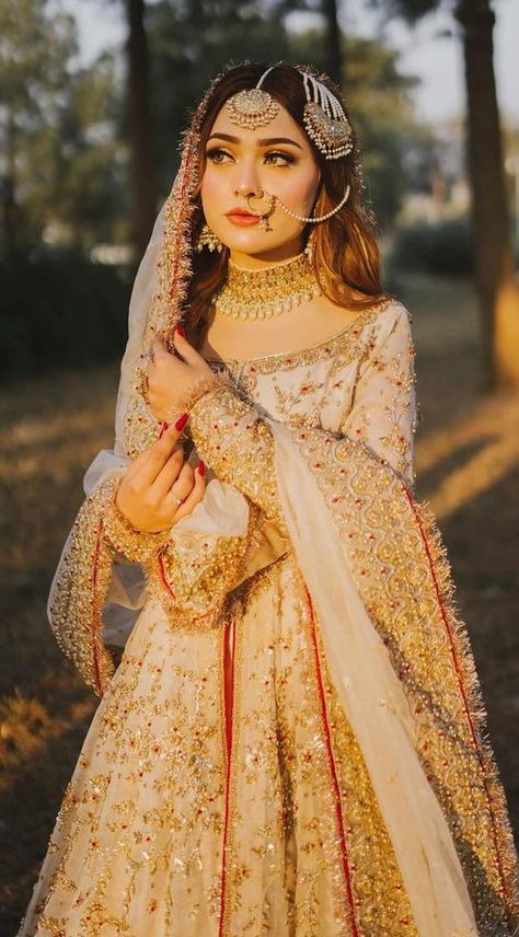 Fancy Dress Patterns, Bride Groom Photoshoot, Nikah Outfit, Long Bridal Hair, Pakistani Bridal Dress, Muslim Bridal, Nikah Dress, Red Bridal Dress, Bride Attire