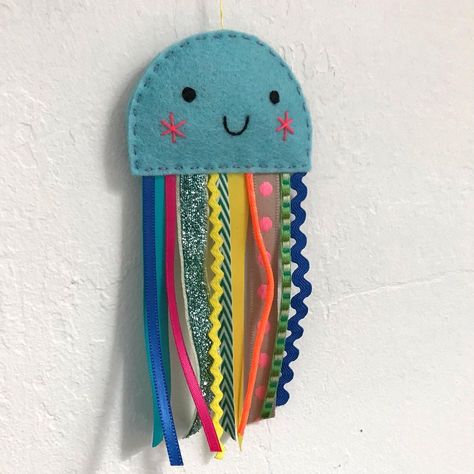 Felt Jellyfish, Jellyfish Tentacles, Felt Turtle, Sewing Club, Turtle Crafts, Felt Ideas, Under The Sea Theme, Easy Arts And Crafts, Felt Embroidery