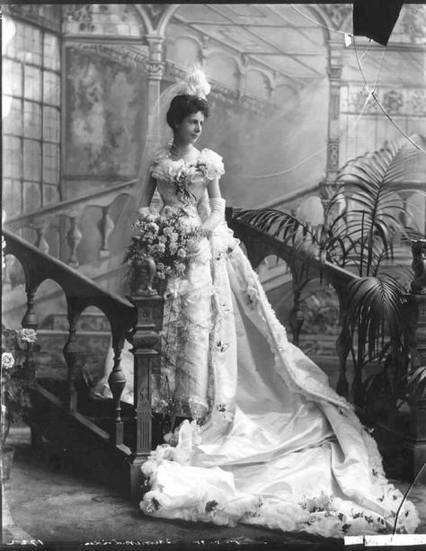 A Studio portrait of NYC's Consuelo Vanderbilt in her Wedding Gown. Consuelo was a "Cash For Title" Bride & was married off to England's 9th Duke of Marlborough. .....1895 Alva Vanderbilt, Victorian Bride, Victorian Wedding Dress, Court Dresses, Vintage Wedding Photos, Victorian Wedding, Wedding Gowns Vintage, Vintage Gowns, A Wedding Dress