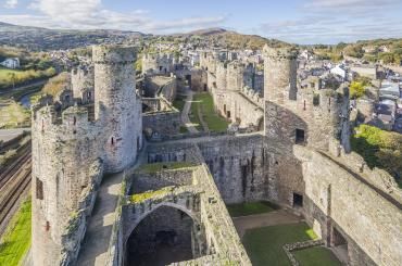 Castles In Europe, Life In Germany, Castles In Wales, Dracula Castle, European Castles, Fairytale Fantasies, Wales Uk, Rock Face, Architectural Styles