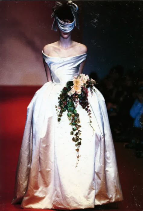 vivienne westwood Vivien Westwood, Vivienne Westwood Wedding Dress, Vivienne Westwood Wedding, Malcolm Mclaren, Vivian Westwood, Andreas Kronthaler, Here Comes The Bride, Vivienne Westwood, Ponchos