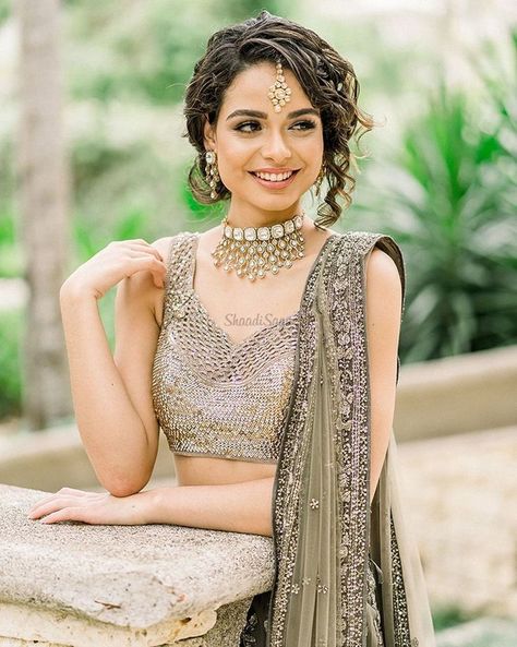 Introducing Short Hair Bridal Hairstyles for all brides to be. from curly bridal hairstyle to simple & easy bridal hairstyle, we have got hairstyle for every hair type. #shaadisaga #indianwedding #bridalhairstyle #bridalhairstyleindian #bridalhairstyleforshorthair #bridalhairstyleforlongahir #bridalhairstylesouthindian #bridalhairstylefrontandback #bridalhairstyleblack #bridalhairstylenew #bridalhairstylewithbraids #bridalhairstyleforreception #bridalhairstylecurlyhair #bridalhairstyleupdo Curly Hair Bridal Hairstyles, Hairstyles For Curly Short Hair, Curly Hair Bridal, Bridal Hairstyles Indian, Latest Bridal Hairstyles, Bridal Hairdos, Hairstyles For Brides, Curly Short Hair, Sleek Braid