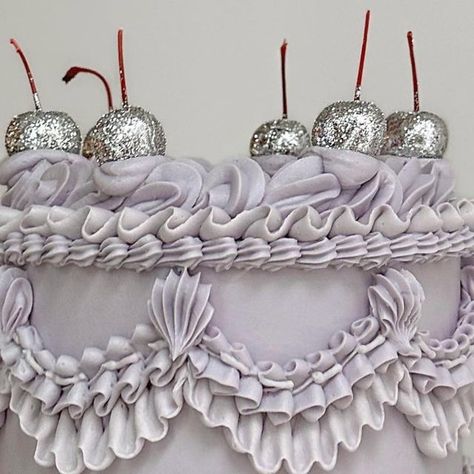 Carolina | Custom Fancy Cakes on Instagram: "lavender with silver glitter cherries 🪩🍒🎂💜🍰✨ #cake #cakesofinstagram #vintagecake #lambethcake #vintagepiping #prettycakes #cutecake #lavendercake #purplecake #glittercherries #monochrome #nyc #nyccakes #colourmill #colourmillmade #explore #buttercreamcakes #homebaking #retrocake #cakedesign #cakedecorating #fancycake #thefancycakeclub" Glitter Cherry Cake, Purple And Silver Cake, Sparkly Birthday Cake, Monochrome Cake, Glitter Cherries, Purple Monochrome, Fancy Treats, Lavender Cake, Vintage Birthday Cakes