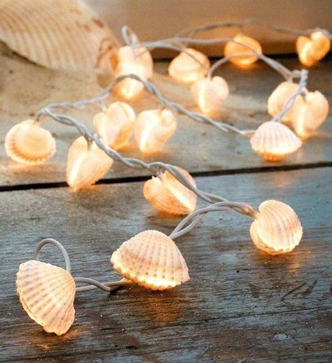 Galet, coquillage, bois flotté… Cet été, vous allez forcement trouver des objets sur la plage. Découvrez 26 DIY que vous pouvez faire avec ! Deco Marine, String Ball Lights, Shells Diy, Diy Lampe, Shell Crafts Diy, Light Garland, Seashell Art, Beach Crafts, Seashell Crafts