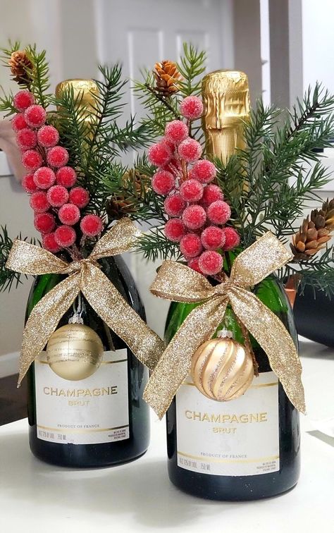 Wrap Multiple Gifts Together, Gift Centerpiece Ideas, Pointsetta Christmas Decor, Christmas Wine Basket Ideas, Home Office Christmas Decorations, Modern Christmas Centerpieces For Table, Christmas Office Gifts Coworkers, Christmas Party Hostess Gift Ideas, New Christmas Decor Ideas 2023