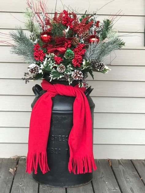 Milkcan Decor Front Porches, Milk Can Christmas Decor Ideas, Milk Can Ideas Front Porches, Christmas Milk Can, Milk Can Decor, Winter Planters, Winters Tafereel, Outside Christmas Decorations, Christmas Planters