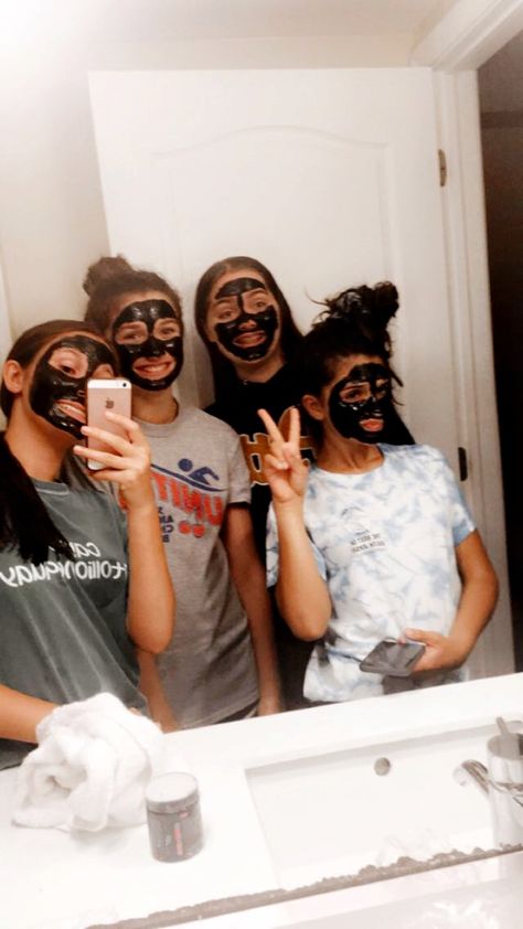 Face Mask Birthday Party, Spa Night Sleepover, Spa Day At Home With Friends, Skincare Sleepover, Prom Sleepover, Friends Spa Day, Spa Day With Friends, Slumber Party Aesthetic, Summer List Ideas