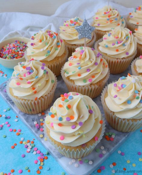 Recipe for Funfetti Vanilla Cupcakes - yummy vanilla cupcakes filled with colourful sprinkles, topped with vanilla buttercream and more sprinkles! Funfetti cupcakes are also known as confetti cakes and they are great for birthday parties! #thebakingexplorer #funfetticupcakes #confetticake #cupcakerecipe #vanillacupcakes Airbrush Cupcakes, Fall Filter, Funfetti Cupcakes, App Filter, Confetti Cake, Airbrush App, Ring Styles, Deilig Mat, Vanilla Cupcakes