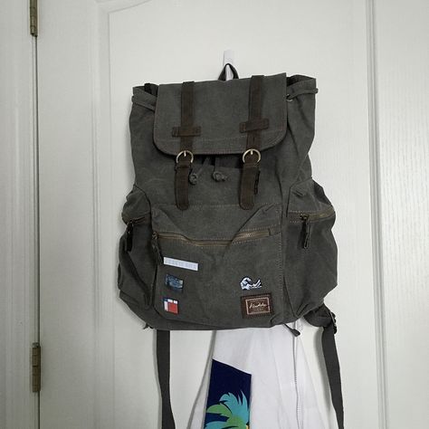 messenger bag hiking bag aesthetic grunge retro rucksack School Bag Aesthetic Grunge, Vintage Backpacks Aesthetic Grunge, Grunge Bags For School, Grunge Bag Aesthetic, Aesthetic Backpack Grunge, Worn Out Backpack, Backpacks Grunge, Grunge School Bag, Vintage Backpacks Aesthetic