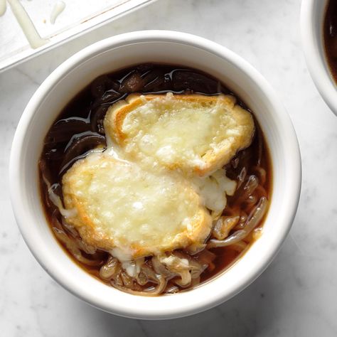 Slow-Cooked French Onion Soup Crockpot French Onion Soup, Galette Des Rois Recipe, Classic French Onion Soup, French Onion Soup Recipe, Onion Soup Recipes, Ard Buffet, Caramelized Onion, Creamy Soup, French Onion Soup