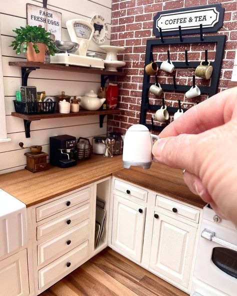 Miniatures and Dollhouse scenes-Robina (@myminiatureabodes) • Instagram photos and videos Miniature Dollhouse Kitchen Ideas, Modern Dollhouse Kitchen, Cottage Dollhouse Interior, Dollhouse Kitchen Ideas, Diy Dollhouse Kitchen, Miniature Sets, Dollhouse Renovation, Miniature Dollhouse Kitchen, Farmhouse Dollhouse