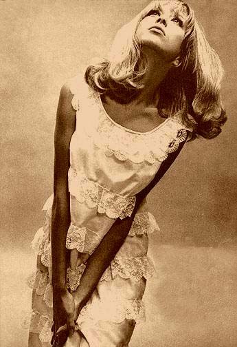 Beautiful vintage 60s dress. 1960s Vogue, Pattie Boyd, Wonderful Tonight, Jean Shrimpton, Vogue Models, Fashion 1960s, Swinging Sixties, Sharon Tate, Moda Retro