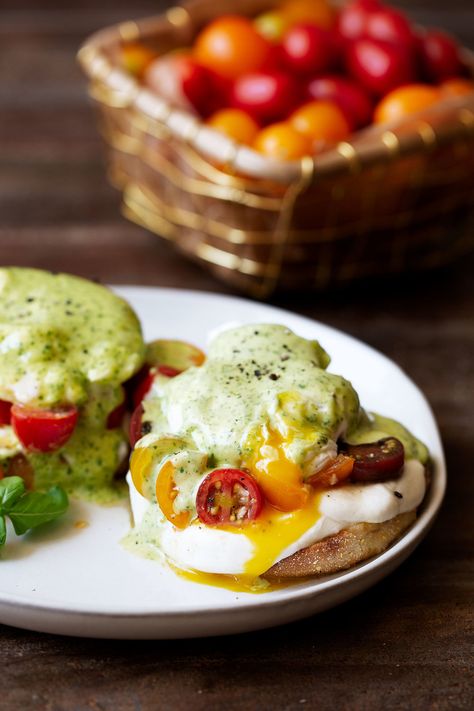 caprese eggs benedict with basil hollandaise recipe from cooking with cocktail rings || #eggs #brunch #breakfast #benedict Cooking Venison Steaks, Hollandaise Recipe, Eggs Benedict Recipe, Caprese Recipes, Hp Sauce, Breakfast Brunch Recipes, Sunday Brunch, What To Make, Egg Recipes