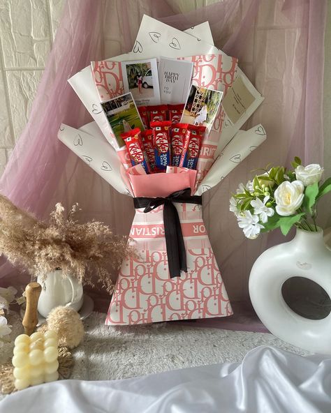 Bouquet Chocolate & Photos . . #bouquet #bouquetofflowers #chocolatebouquet #minibouquet #love #bestone #craft Photo Bouquet Handmade, Food Bouquet Ideas, Bouquet With Pictures, Photos Bouquet, Bouquet Chocolate, Flowers And Chocolate, Food Bouquet, Photo Bouquet, Chocolate Photos