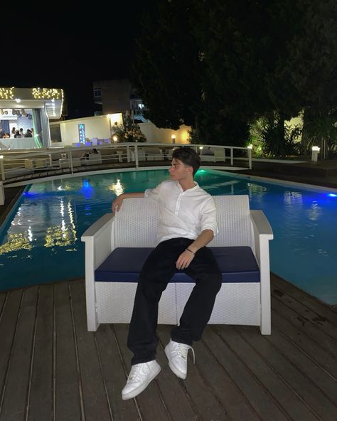 Night Photography Men Pose, Night Photoshoot Ideas Men, Night Poses Instagram Men, Poolside Poses Men, Pool Picture Ideas Instagram Men, Insta Profile Pic, Night Photos, Party Night, Poses For Men