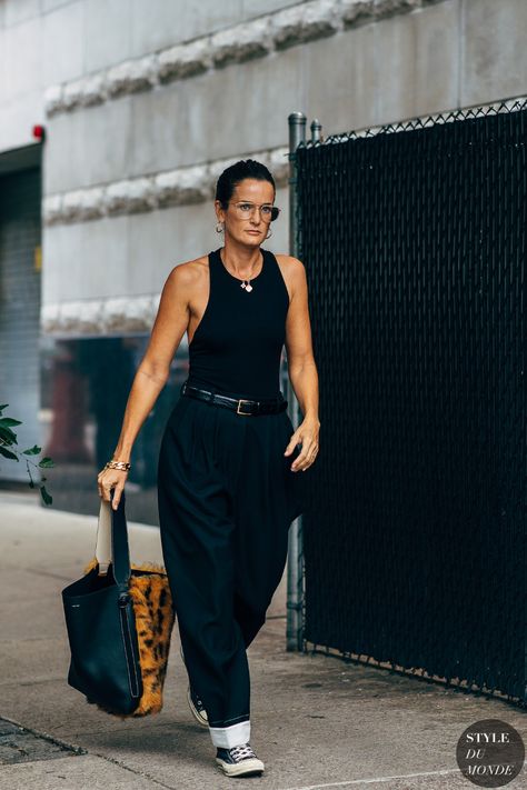 New York Street Style Summer, Lucy Chadwick, 2020 Street Style, Minimal Street Style, Outfit Vintage, Total Black, Looks Black, Street Style Summer, Style Crush