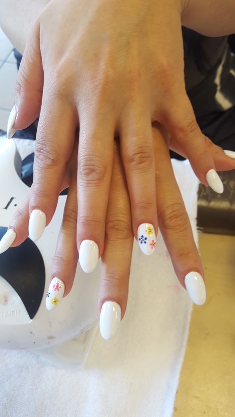 Small flower nail art idea! @brilliantspa #whitenail, #smallflower, #smallflowernail, #flowernail, #flowernaildesign, #whitegel, #cuteflower, #flowernailart, #naildesign, #nailart Nail Art Small Flowers, White Nails With Flower Designs, White Nails With Flower Accent Nail, White Nails With Small Design, Flowers On White Nails, White Nail With Flower, White With Flowers Nails, Small Flower Nail Art, Accent Nail Flower