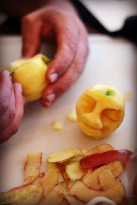 Carving Shrunken Apple Heads Shrunken Apple Heads, Crockpot Apple Cider, Easy Halloween Party Food, Halloween Apples, Apple Cider Cocktail, Halloween Breakfast, Comfort Dinner, Shrunken Head, Apple Head