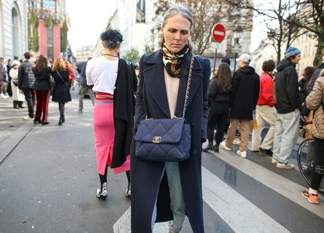 Scarf Street Style, Style In Paris, Boys Leather Jacket, Scarf Trends, French Girl Style, Paris Fashion Week Street Style, Hermes Scarf, Street Style Trends, Christopher Kane