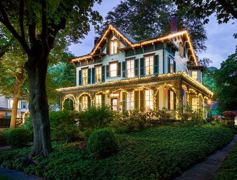 10 Unique Places To Stay Around the Delaware River Towns - PLAY STAY EAT Cottage Names, Day Trip Ideas, Romantic Bed And Breakfast, Romantic Bed, Chestnut Hill, Delaware River, Unique Places, Unique Hotels, Luxury Boutique Hotel