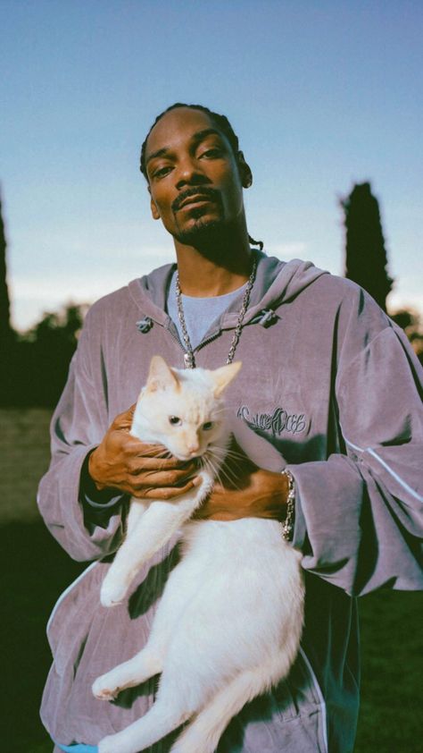 Snoop Dog And Tupac Wallpaper, 90s Rappers Aesthetic Wallpaper Iphone, Snoop Dogg Wallpaper 90s, Best Ios 16 Wallpapers Rappers, Eminem Ios16 Wallpaper, Ios 16 Wallpaper Old School, Musician Wallpaper Iphone, Snoop Dog Wallpaper Aesthetic, Snoop Dogg Poster Vintage