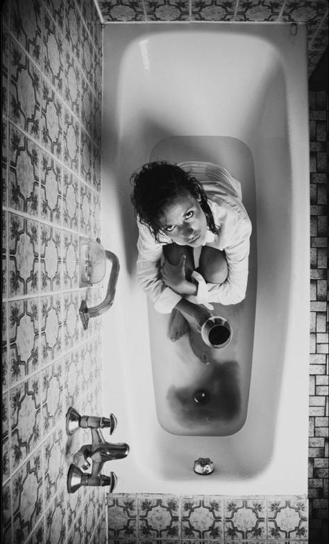 Bathtub Aesthetic, Bathtub Photography, Weird Photography, Bath Photography, In The Bathtub, Shotting Photo, Photographie Portrait Inspiration, Self Portrait Photography, Bath Girls