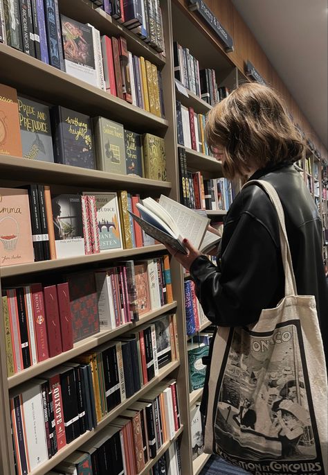 Book Store Worker Aesthetic, Reading Classics Aesthetic, Book Readers Aesthetic, Girl In Bookstore Aesthetic, Literature Girl Aesthetic, Books Girl Aesthetic, Library Girl Aesthetic, Bookstore Girl Aesthetic, Reading Girl Aesthetic