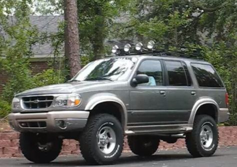 Lifted explorer Ford Explorer Off Road, Lifted Ford Explorer, Truck Upgrades, Isuzu Trooper, Ford Explorer Xlt, Lifted Ford, Ford 4x4, Mercury Mountaineer, Explorer Sport