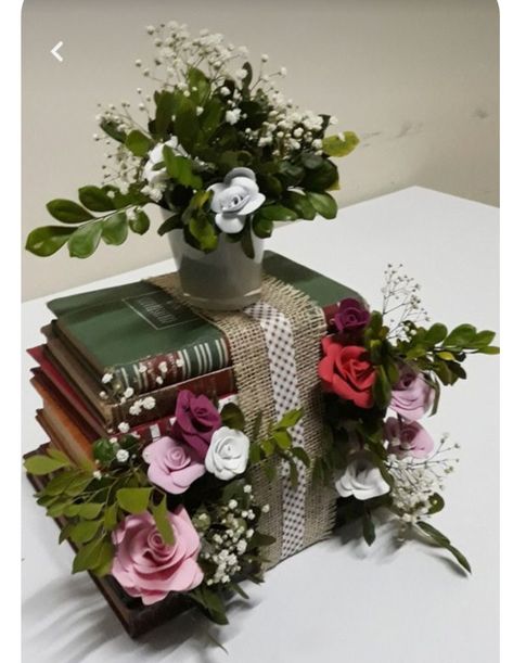 Books As Centerpieces Wedding, Book Themed Centerpieces, Bookish Centerpieces, Book Centerpiece Ideas, Book Centrepiece Wedding, Flower Wedding Ideas, Vintage Book Centerpiece, Centerpiece Tutorial, Wedding Ideas Diy