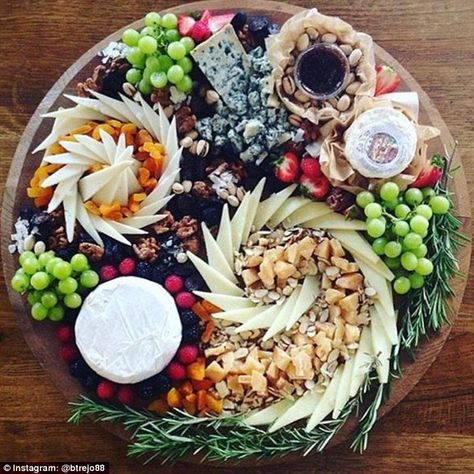 @btrejo88, who lists her name as Bianca Trejo, often posts pictures of cheese… Wine Gallery, Fruit Board, Charcuterie Plate, Charcuterie Inspiration, Charcuterie Platter, Charcuterie Cheese, Cheese Party, Charcuterie And Cheese Board, Cheese Platter