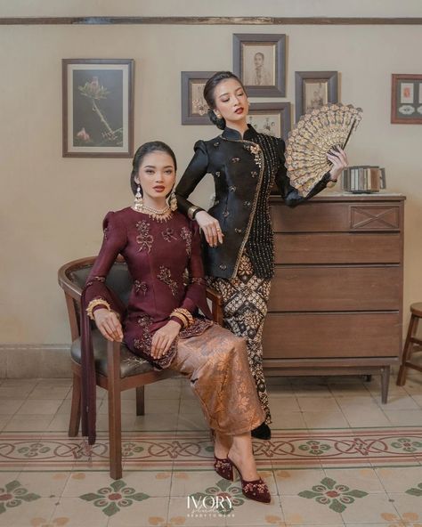 Salah satu pilihan baju pengantin yang selalu timeless dan penuh makna adalah kebaya. Di artikel ini, kita akan membahas segala hal tentang kebaya untuk acara pernikahan keluarga, mulai dari sejarah, jenis-jenis kebaya, tips memilih, hingga inspirasi gaya yang bisa kamu coba. Yuk, kita bahas bersama lebih dalam tentang kebaya untuk acara pernikahan! Kebaya Graduation, Kebaya Lamaran, Kebaya Modern Dress, Family Portrait Poses, Traditional Attire, Family Wedding, Modern Dress, Best Friends Photos, Family Photoshoot