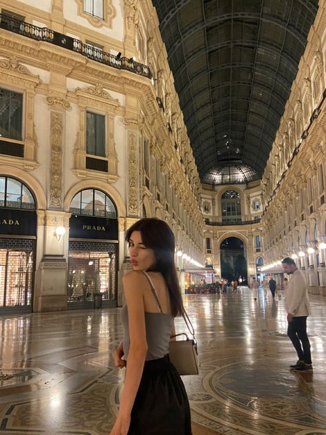 Milan Student Life, Milan Aesthetic Night, Milan Aesthetic Fashion, Milan Instagram Pictures, Milan Picture Ideas, Milan Aesthetic Girl, Milan Outfits Summer, Milan Photo Ideas, Milan Lifestyle